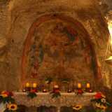 Siamo ora nella navata centrale e di fronte a noi si trova l�altare principale dominato da una nicchia in cui � presente l�affresco meglio conservato della chiesa: la Sacra Effige della Santissima Trinit�